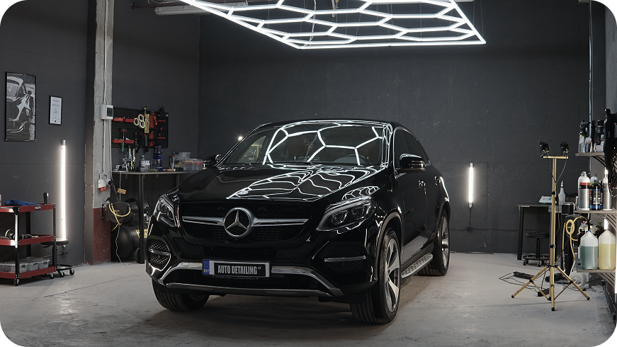 Чёрный Mercedes-Benz